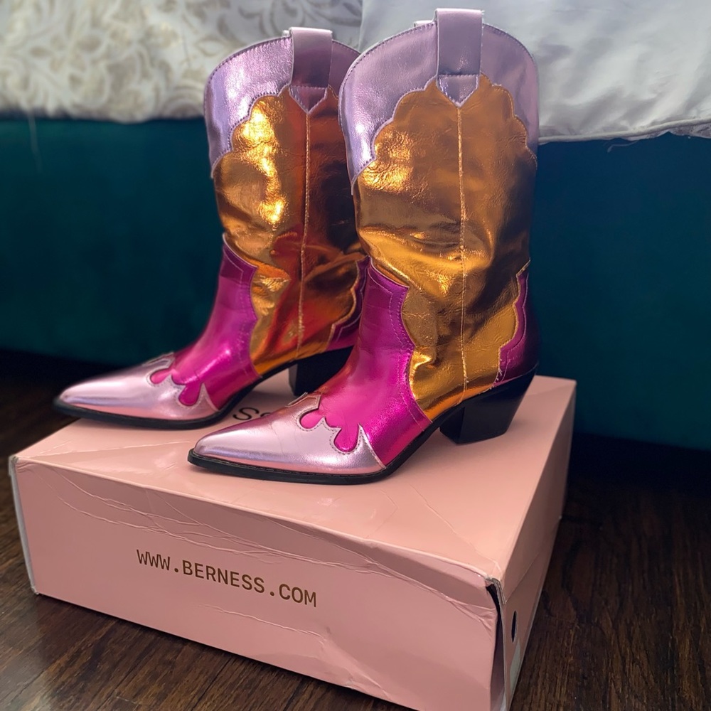 Berness Cowgirl boots size 7.5 women. Worn once!